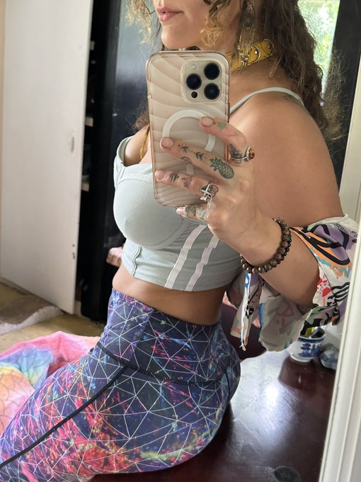 Outfit of the day , feeling bright ✨  Fingers are stained from fixed my vehicle &amp; I&rsquo;m a wet girl because<a href="/tag/winter"class="tags"><span>#winter</span></a>