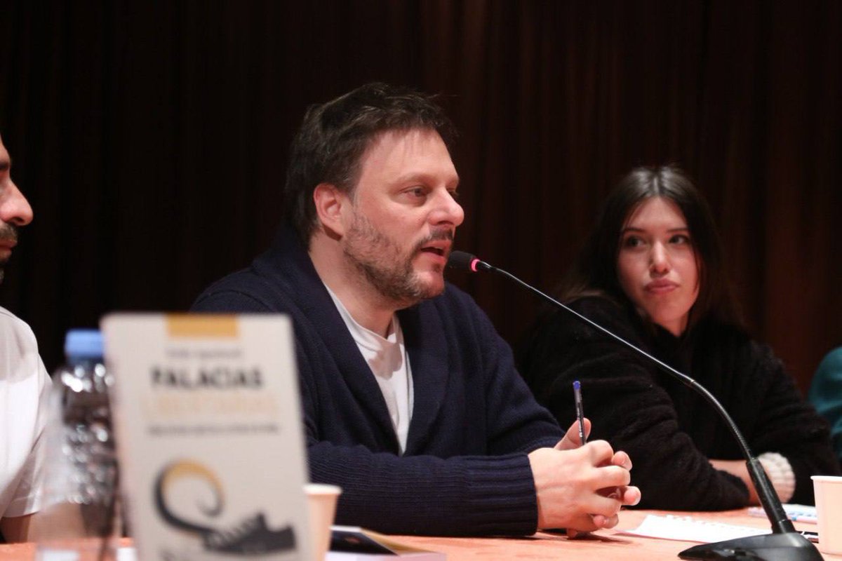 EconSinFalacias's tweet photo. ‼️‼️ Presentamos 📚"Falacias Libertarias. Cómo evitar caer en la estafa de moda" en en la Facultad de Ciencias Económicas de la UBA.

🎙 Nos acompañaron @SantoroLeandro, @CostaAugusto9 , @kellyolmos, @marianorecalde  y @lucampora, entre otros.

1/3 https://t.co/pP4SXwTjHf