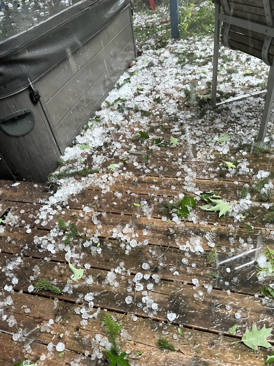 glen_mcgregor's tweet image. Insane hail storm in the YOW.