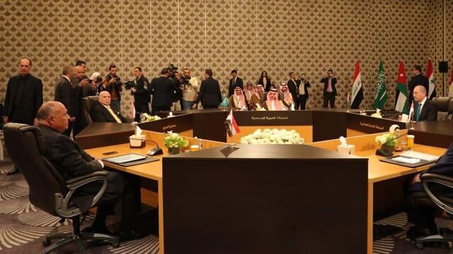 Ürdün, Suudi Arabistan, Irak ve Mısır; Şam ile 'Suriyeli mültecilerin geri dönmesi' konusunda anlaştı.. 

Adı geçen İslam devletleri din kardeşlerini geri gönderme kararı aldıklarına göre, iktidarın “Suriye’de can güvenlikleri olmayacağından gönderemeyiz”  tezi de çürümüş oldu..