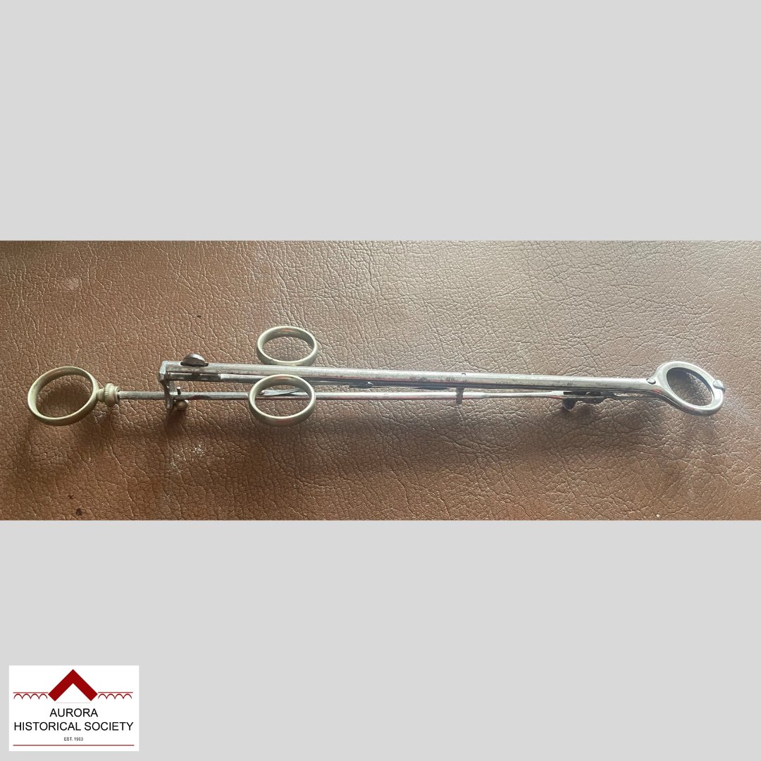 Aurora_HS's tweet photo. #CollectionsCorner This is one of earliest versions of a tonsil guillotine. 
Invented by physician Philip Syng Physick in 1828, this tool was widely used into the 20th century as it was considered a quick and reliable method of removing tonsils.#medicalhistory https://t.co/on5BOP2fdQ