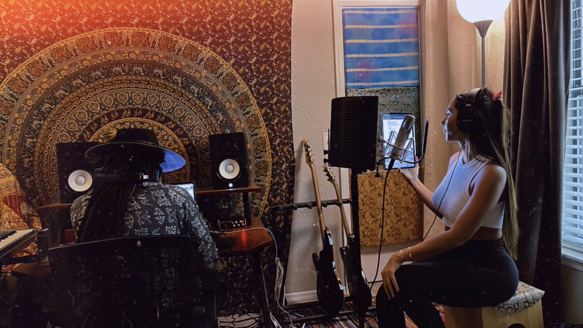 wearenikandsam's tweet photo. #fridaystudio 🎧💗 New music coming sooooon xx https://t.co/jcssUPo4C3
