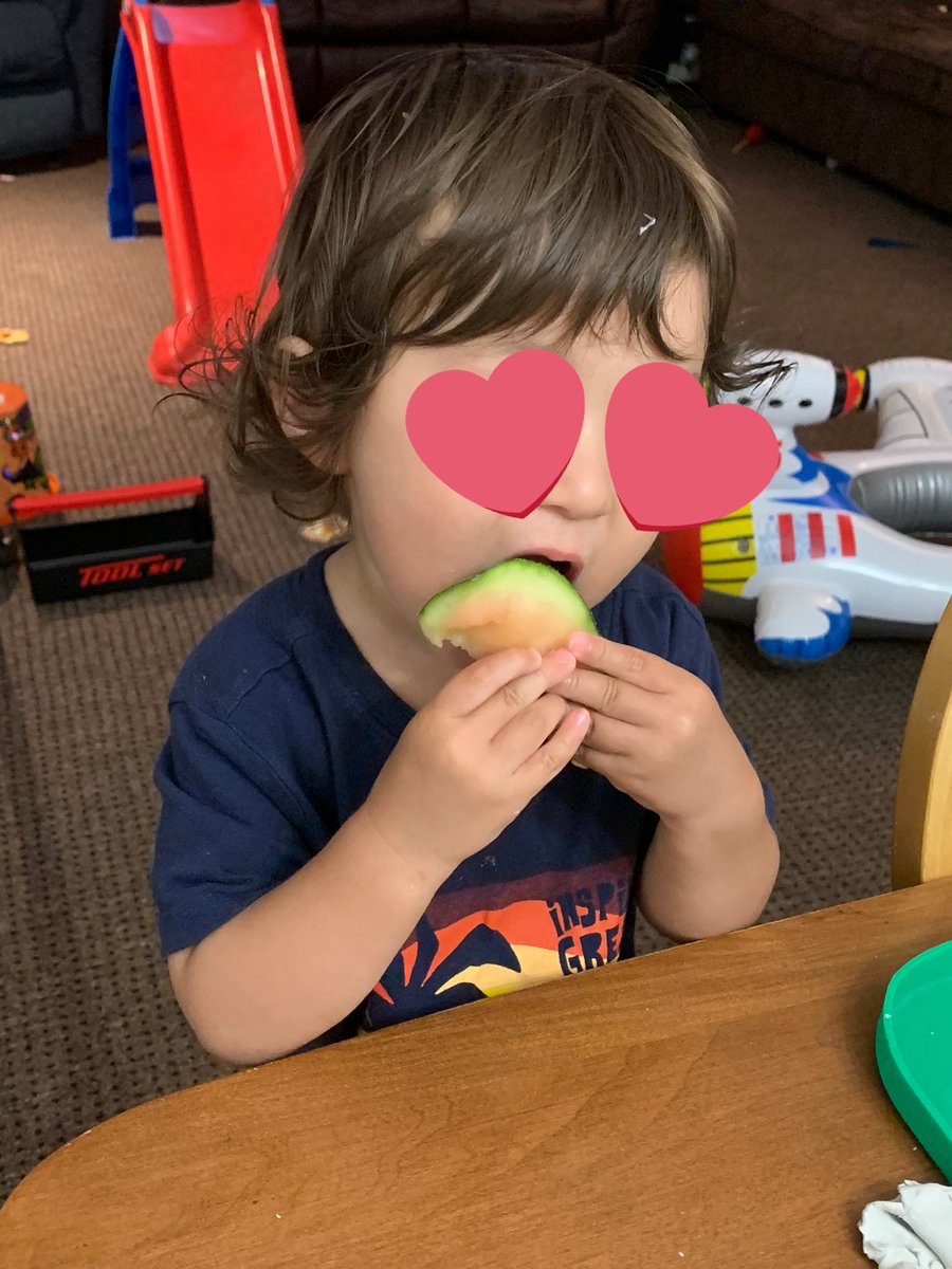 mon1002's tweet photo. 上の子は1歳の時は色んなことやらせたけど、下の子は何でも口に入れて食べちゃうから渡せない🤦‍♀️クレヨンもポリポリどんどんなくなっちゃうし、歯固めもゴム質のものは食いちぎってボロボロ、紙もちぎって口へ。どんぐりも見せられない🙄スイカは皮しか食べないから4歳が食べ終わった後のものを与える😂 https://t.co/VdLF4GcaCn