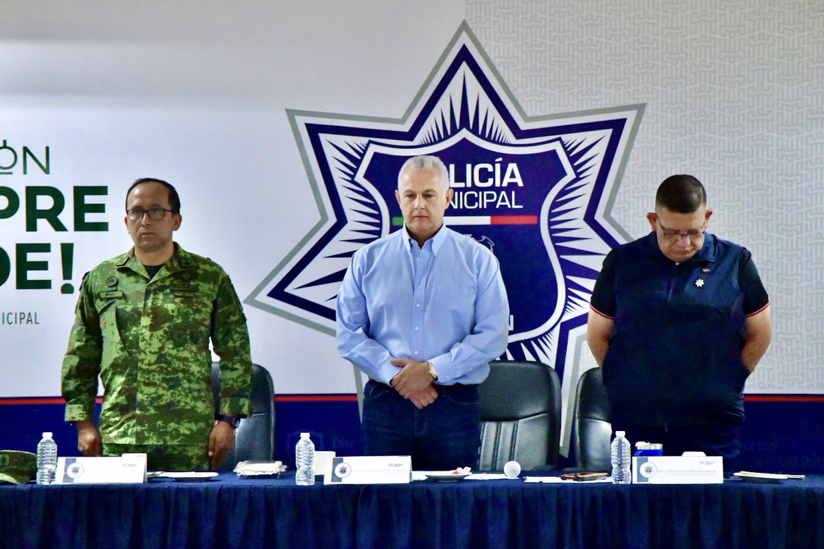 En reunión de seguridad, guardamos un minuto de silencio en memoria de los policías estatales caídos en el cumplimiento de su deber.