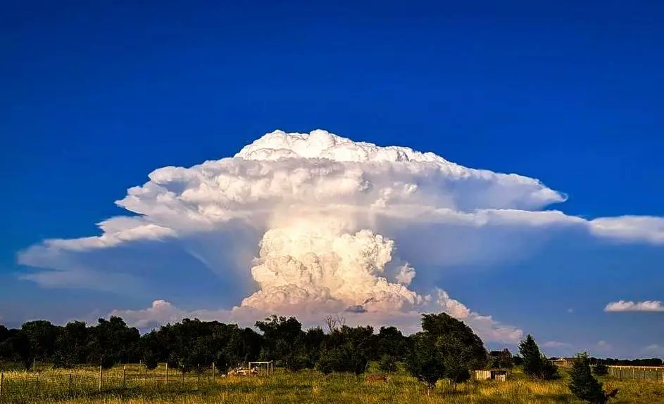 MountsofKansas's tweet image. Mountain Formed on July 4th over El Dorado, KS, ~27,175 feet above sea level. #kansasmountains #hiddengems #natureentusiast
