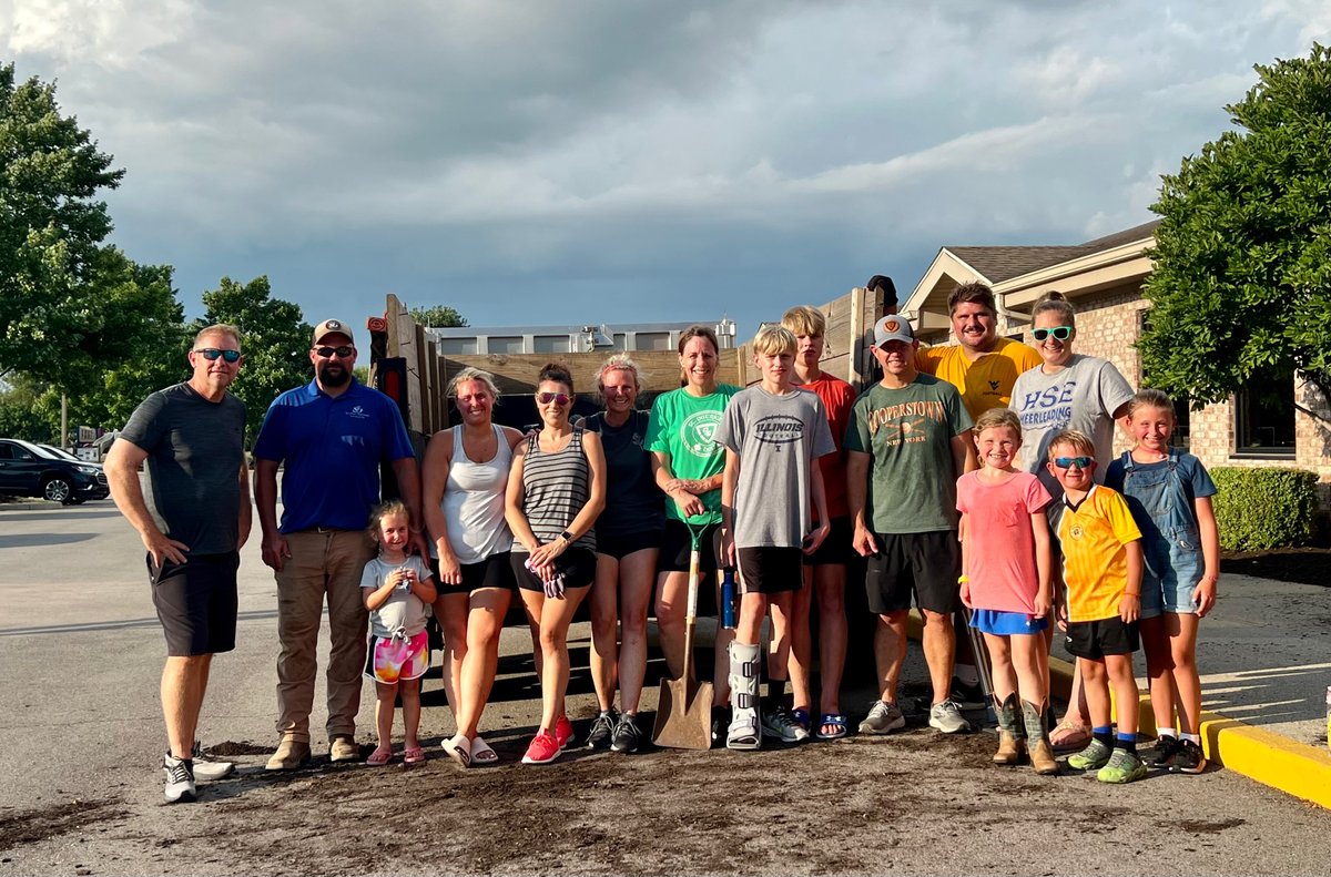 The heat didn’t stop our amazing volunteers from mulching our school grounds. Thank you for your hard work! 

•ourfamiliesareawesome
•servicehours