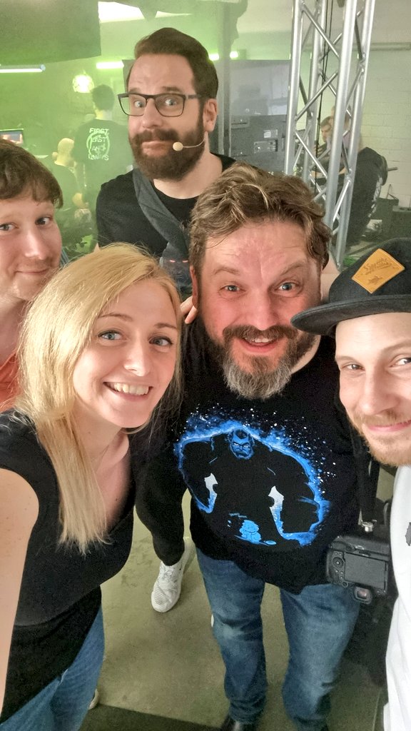 DinoshopNerds's tweet photo. Kurz bevor der Stream der ESO-H.O.R.D.E losging ein kleines Selfie mit @Eosandy und @Kapuzenwurm ... und einem reingesneakten @Gronkh 🖤
---
@Eosandy ... hab dich verlinkt. Biste jetzt zufrieden (😘😂) https://t.co/FNxGpP5i8N