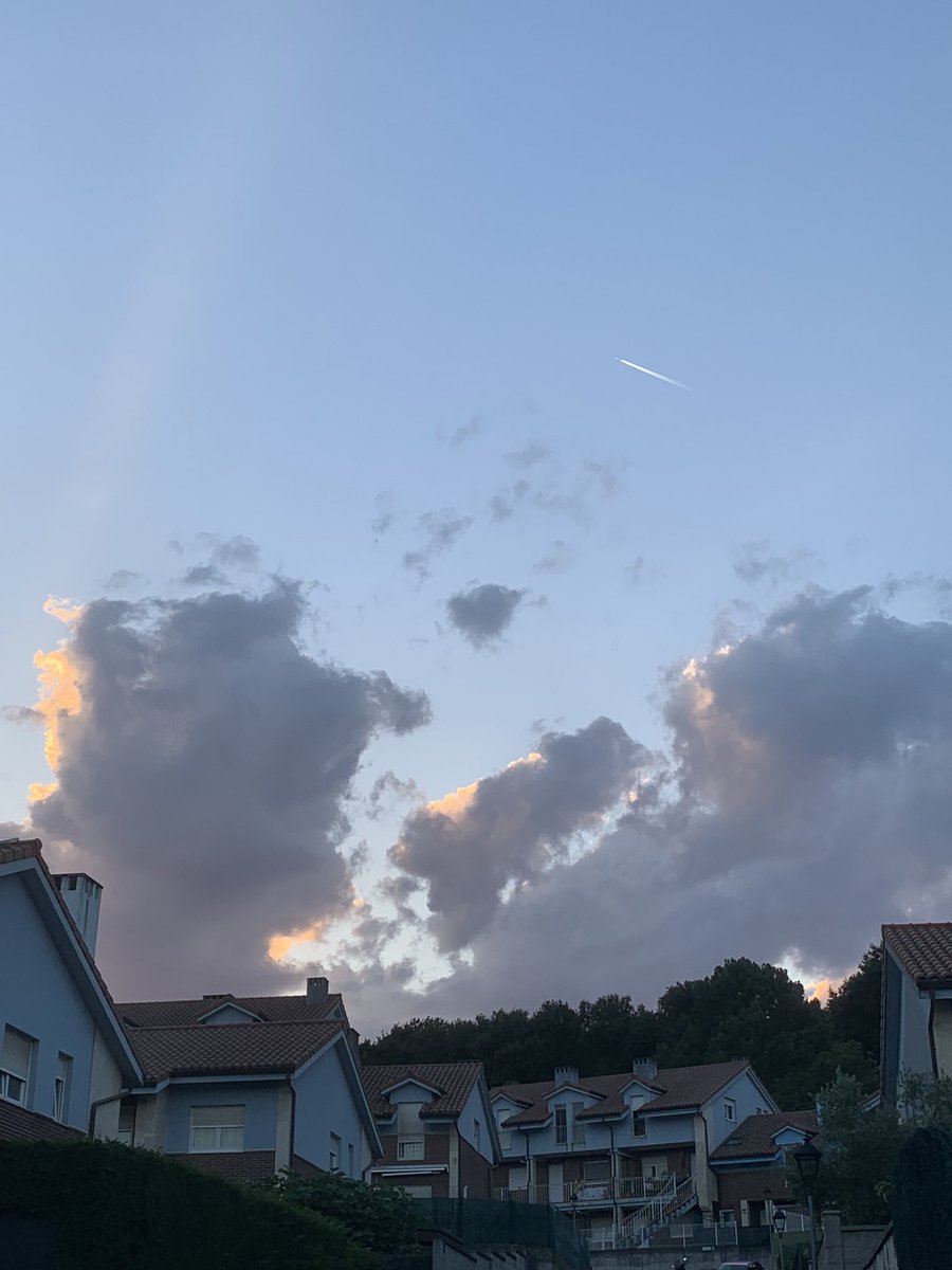 aaleee_04's tweet photo. 🌔☁️🩵 https://t.co/O38DMlGMB9