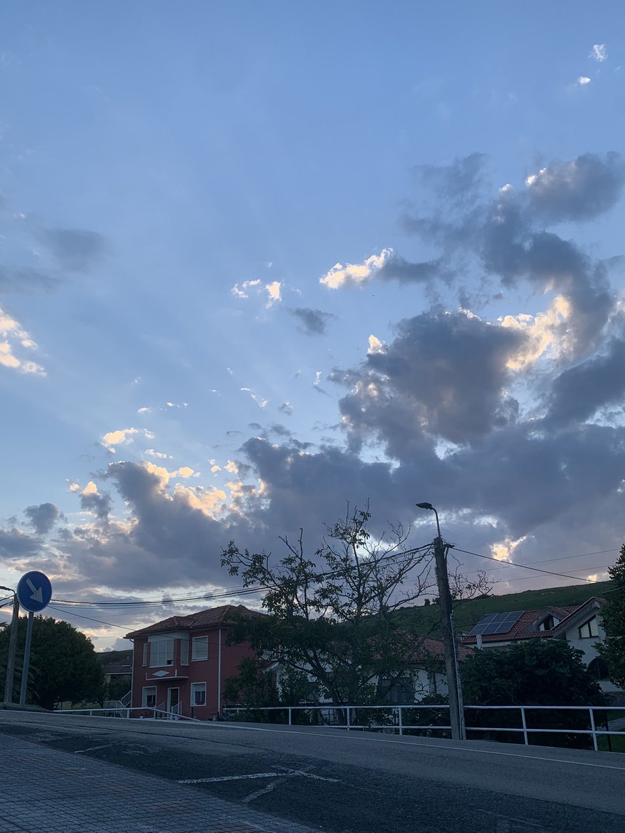 aaleee_04's tweet photo. 🌔☁️🩵 https://t.co/O38DMlGMB9