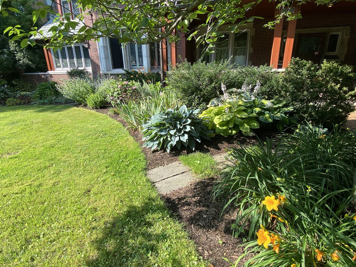 AsburyFirst's tweet photo. Feature Friday: Enjoying your summer? The lovely grounds and flower beds are only so gorgeous because of the stellar work of our Gardening Team, and they need your help! Sign up at https://t.co/9kwtc5PRBt to help tend the flower beds. #gorgeousgrounds #nofilter #asburyfirstumc https://t.co/hmJGz8NSxG