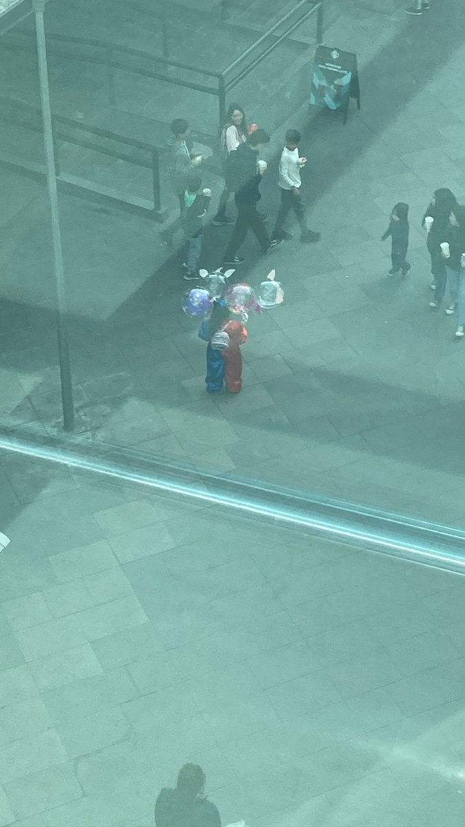 chefcolaeflecha's tweet photo. @Pa__tty en mall vespucio niña vendiendo globos… 😞 https://t.co/hpn3J1isJC