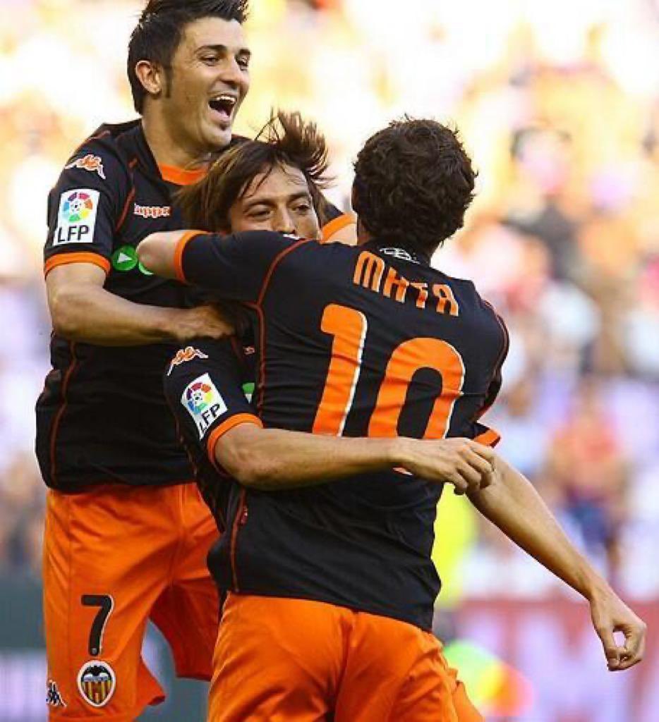 juanmata8's tweet photo. Mago, muchas gracias por todos los momentos que vivimos juntos, fue un verdadero placer jugar a tu lado, nos hacías mejores a todos ⚽️🙏. Durante muchos años, también fuimos rivales… pero mi admiración, respeto y cariño por ti nunca cambiaron. Te deseo lo mejor siempre, a ti y a tu familia, y sobre todo GRACIAS por todo lo que le has dado al FÚTBOL, y enhorabuena por tu fantástica carrera. Echaremos mucho de menos tu magia… @21LVA 🙏❤️🎩
