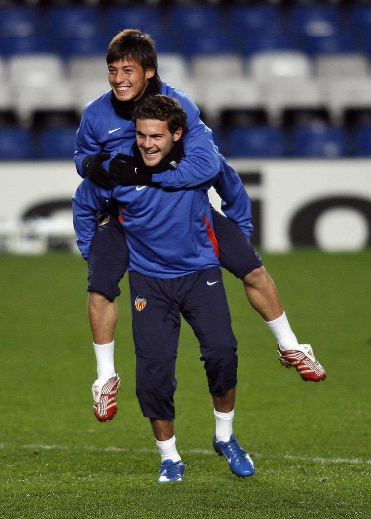 juanmata8's tweet photo. Mago, muchas gracias por todos los momentos que vivimos juntos, fue un verdadero placer jugar a tu lado, nos hacías mejores a todos ⚽️🙏. Durante muchos años, también fuimos rivales… pero mi admiración, respeto y cariño por ti nunca cambiaron. Te deseo lo mejor siempre, a ti y a tu familia, y sobre todo GRACIAS por todo lo que le has dado al FÚTBOL, y enhorabuena por tu fantástica carrera. Echaremos mucho de menos tu magia… @21LVA 🙏❤️🎩
