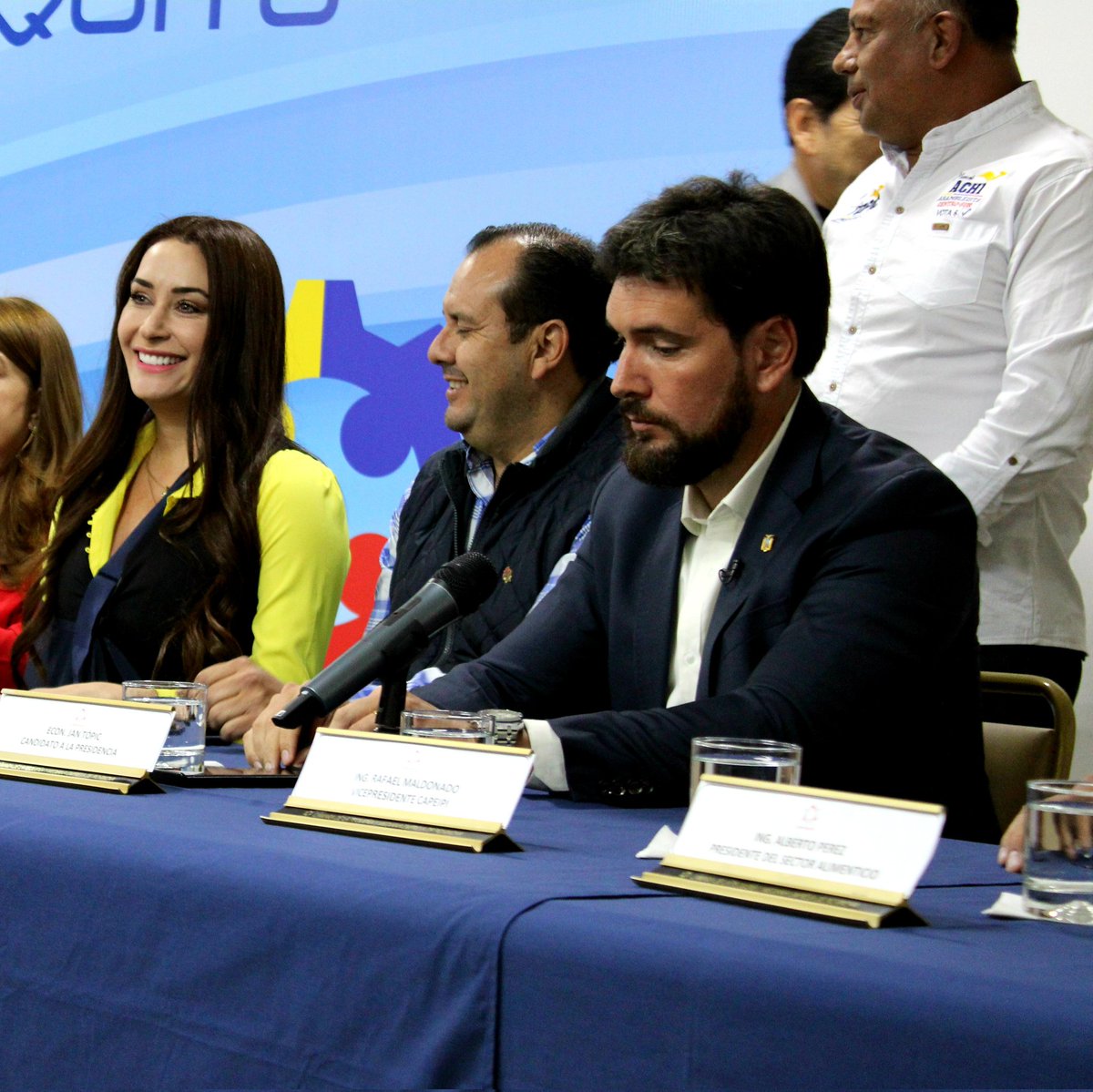 marjoriechavezm's tweet photo. ¡JUNTOS POR UN #EcuadorSinMiedo! 💪🇪🇨

Estuve junto a nuestro presidente @jantopicecuador y nuestros asambleístas por #Pichincha @cecitello y @marlonalanalvarado, dialogando con nuestros productores y artesanos de la @capeipi_ec y @EcuadorIndustrial https://t.co/Ltvx93GFXA