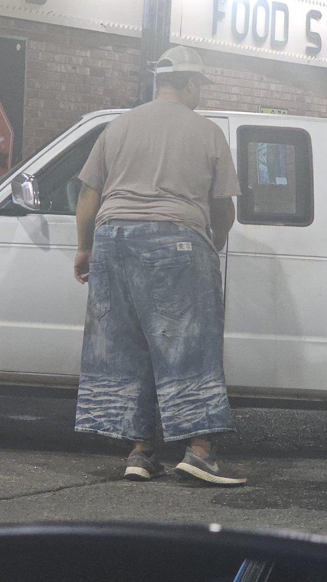 CurttiMagurtti's tweet image. I ain’t never seen shorts this big in my life gahdayummm