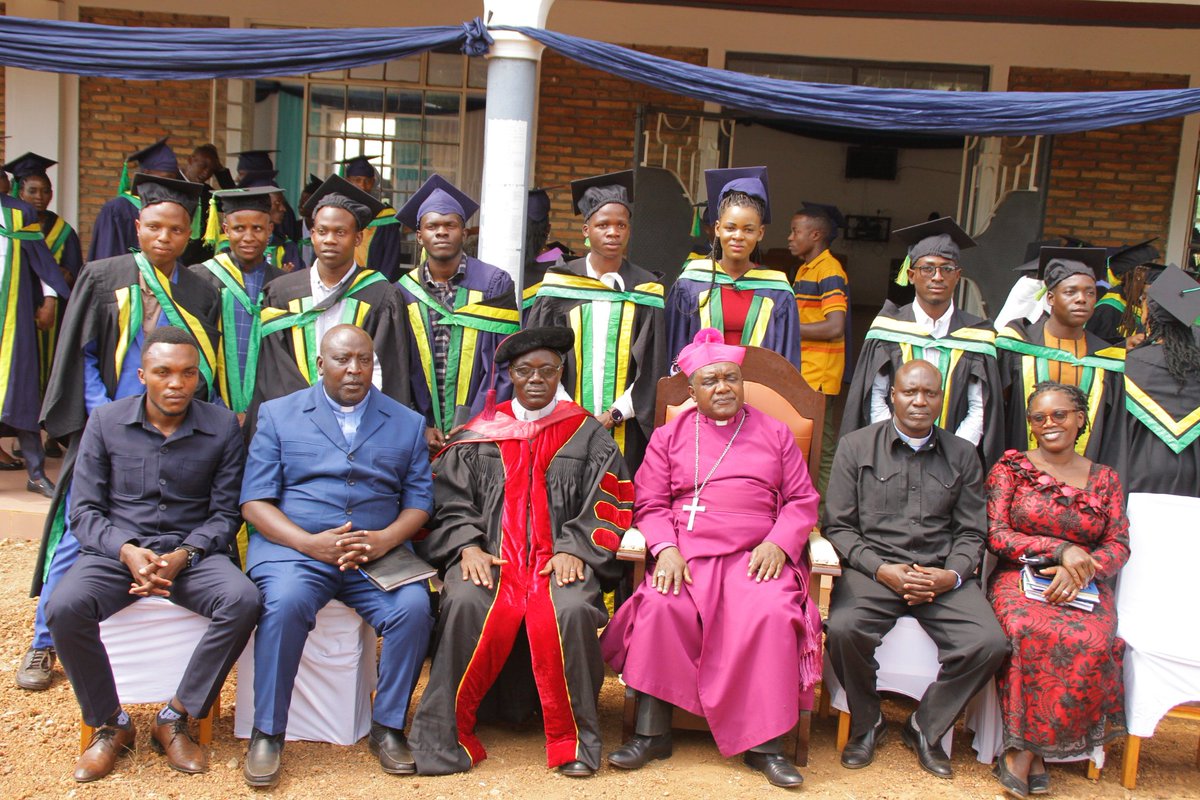 karagwediocese's tweet photo. Askofu wa KKKT - Dayosisi ya Karagwe Mch. Dr. Benson K. Bagonza amewataka viongozi kuacha kulalamika pale wanapokutana na Changamoto na badala yake watafute majawabu ya changamoto hizo.

Askofu Bagonza amesema kuwa, kiongozi yeyote lazima awe tayari kutumika na siyo kutumikiwa. https://t.co/bvbA5nssBU