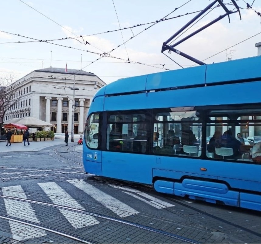 LINIJE 4, 9 I 13 U NEDJELJU PROMETUJU OBILAZNO
Zbog radova na krovu hotela Sheraton, tramvajske linije 4, 9 i 13 će u nedjelju 30. srpnja, od 7 do 17 sati, prometovati izmijenjenim trasama u oba smjera.
Korisnike ljubazno molimo za razumijevanje. holdingcentar.zgh.hr