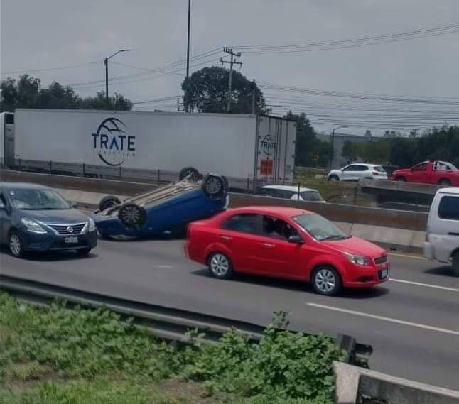 zonaceroedomex's tweet photo. #ZCN | Una volcadura se registró en la autopista Méx-Qro a la altura de la Central de Autobuses de #Tepotzotlán, esto en dirección norte. https://t.co/Q1qL3ldzO7