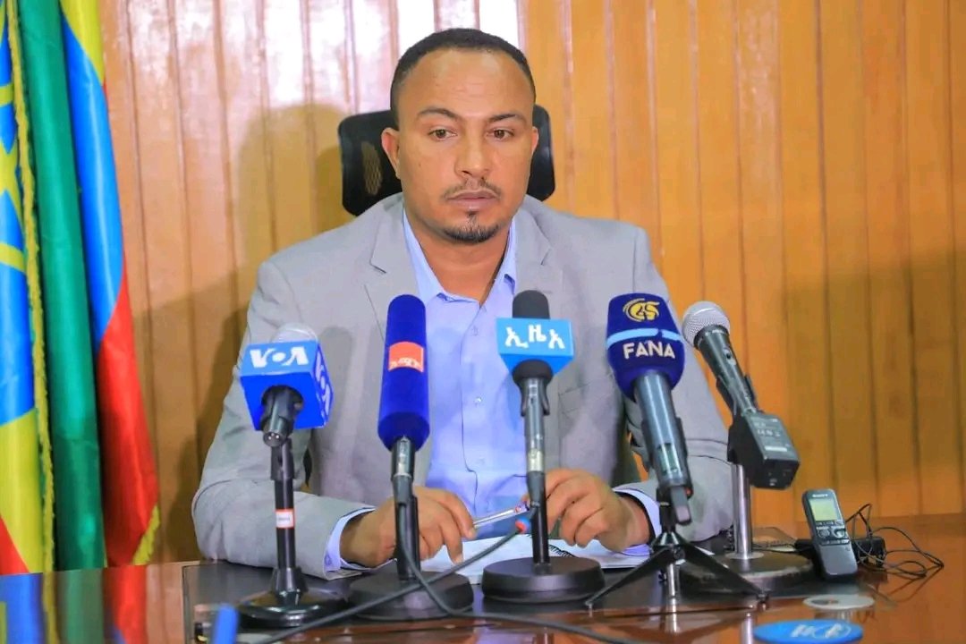 Amhara_GCAO's tweet photo. "ሀገራችን ኢትዮጵያ ጠላት በድንበሯ፤  ጀግና በማሕጸኗ ነጥፎባት አያውቅም የሚባለው ሰንደቅ ዓላማውን ይዞ የሚሰዋ እና የሚያሸንፍ ጀግና የመከላከያ ሰራዊት ስላላት መሆኑ እሙን ነው" ግዛቸዉ ሙሉህ
አማራ ክልል መንግስት ኮሙኒኬሽን ቢሮ ሃላፊ https://t.co/koNB0r6JSg