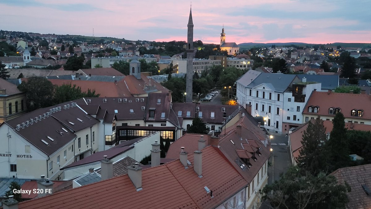 Macaristan, Eğri'deki Kethüda Hamza Bey Camii'nin minaresi. 97 basamaklı,  40 mt yüksekliğinde. Minarenin ihtişamı cami hakkında bir fikir veriyor. Cami 1841'de yıktırılmış ve yerine bir kilise inşa edilmiş.(18/07/2023)
#kaybolantarihinpesinde