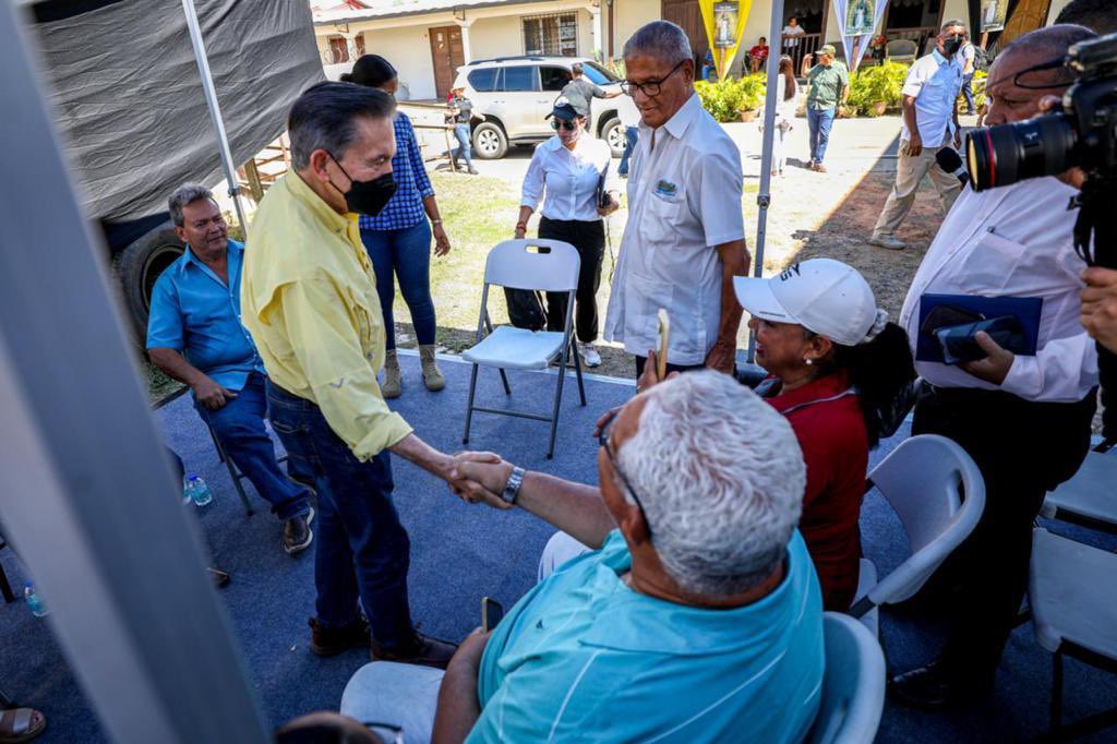 NitoCortizo's tweet photo. 📍Desde la provincia de Herrera, conversando con los medios de comunicación en nuestra gira de #TrabajoComunitario 142, en la cual participan 16 instituciones. Ya son 671 actividades realizadas a nivel nacional, llevando soluciones a las comunidades del #PlanColmena. 🇵🇦 https://t.co/W5FIhsbzPK