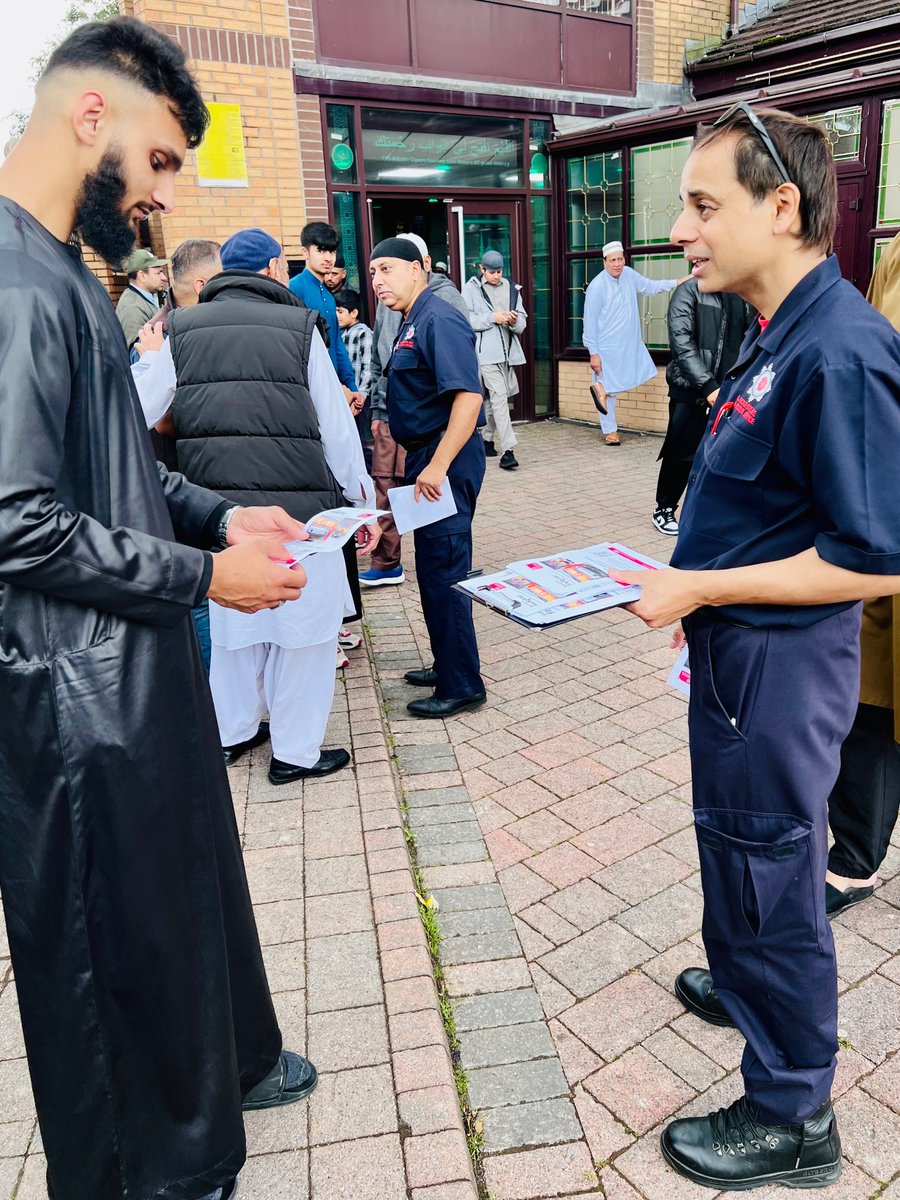 Time getting closer, Fri afternoon at Ghausia Mosque, B/Burn. Followed by final recruitment push @pendleradio103 in evening with self, FF Ahmed from @FulwoodFire & @FazPatel_MBE, big thanks to FF Shah from @LFRSNelsonFire for his support.#DiverseWorkforce jobs.lancsfirerescue.org.uk/firefighters