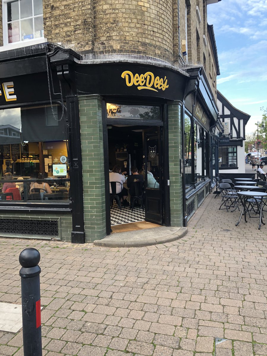 penfoldholes's tweet photo. Nice evening drinks and snacks at my son’s vegan cafe tonight #DeeDees https://t.co/KUfrTKV0EJ