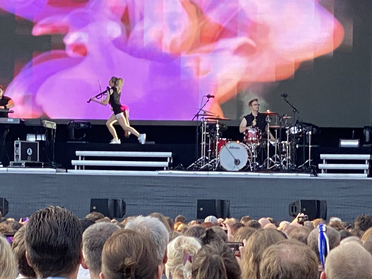AndreasKlemens's tweet photo. Heute hat den glorreichen Abschluss unserer 9 Länder - 12 Seen Tour  die Show einer atemberaubenden Lindsey Stirling in Köln gemacht. Morgen geht es nach Hause, das waren zwei schöne Wochen! 🇩🇪  🇦🇹 🇨🇭 🇮🇹 🇱🇮 🇫🇷 🇱🇺 🇧🇪 🇳🇱 https://t.co/rugBdXMpC6