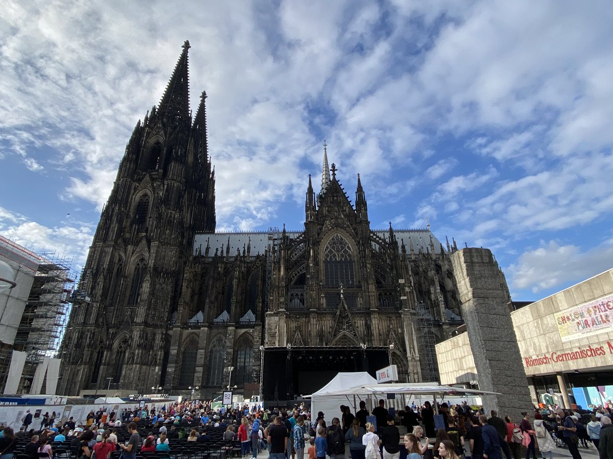 AndreasKlemens's tweet photo. Heute hat den glorreichen Abschluss unserer 9 Länder - 12 Seen Tour  die Show einer atemberaubenden Lindsey Stirling in Köln gemacht. Morgen geht es nach Hause, das waren zwei schöne Wochen! 🇩🇪  🇦🇹 🇨🇭 🇮🇹 🇱🇮 🇫🇷 🇱🇺 🇧🇪 🇳🇱 https://t.co/rugBdXMpC6