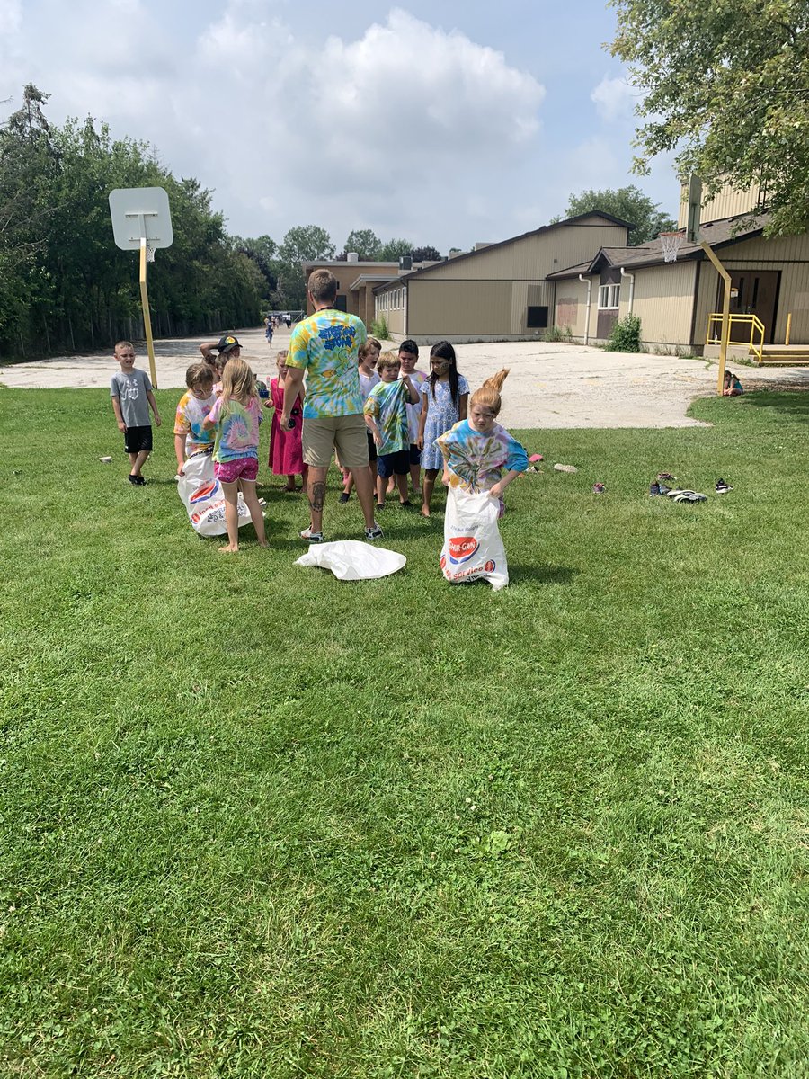 This afternoon we caught water balloons, had sac races and freezies. @SCCDSB @OntarioSLP