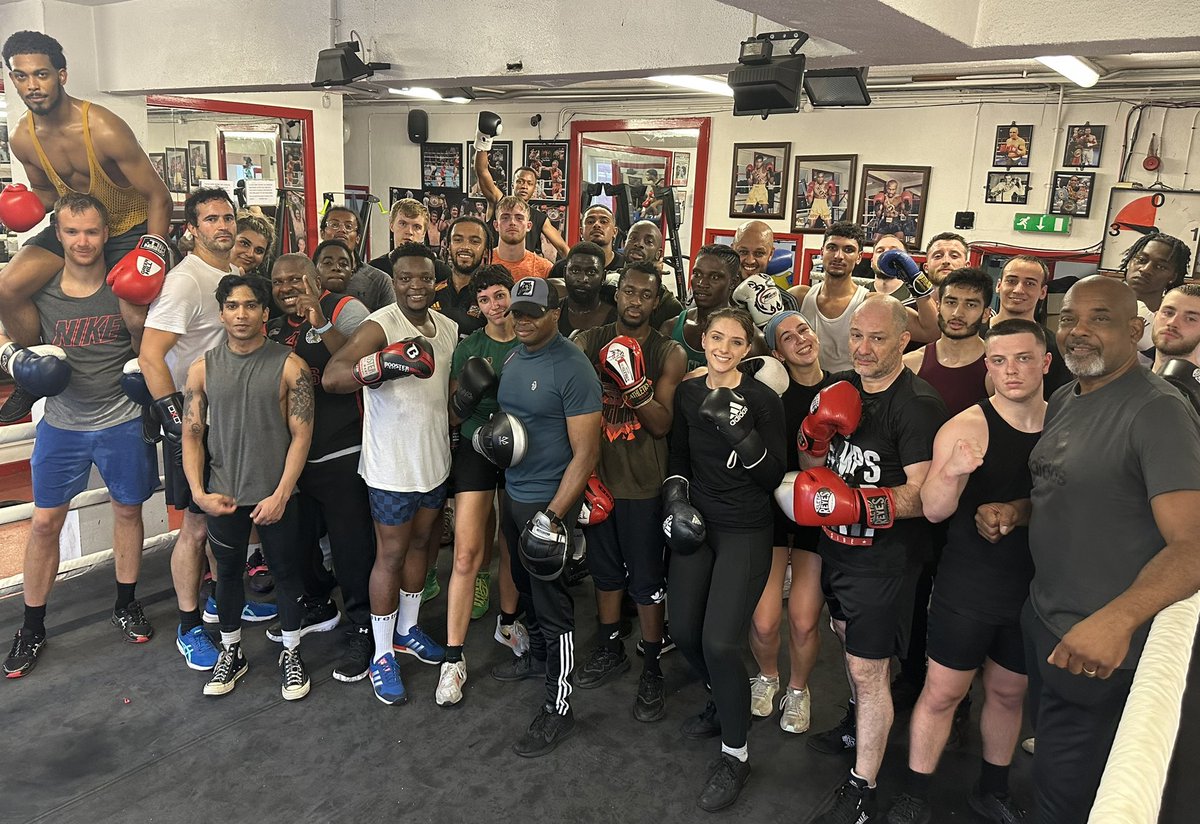 That Friday Feeling ….. 
Another positive session tonight at Moss Side ABC .
Enjoy your weekend 🥊👍
#ChampsCamp #MossSideABC #fridayvibes #fridayfeeling