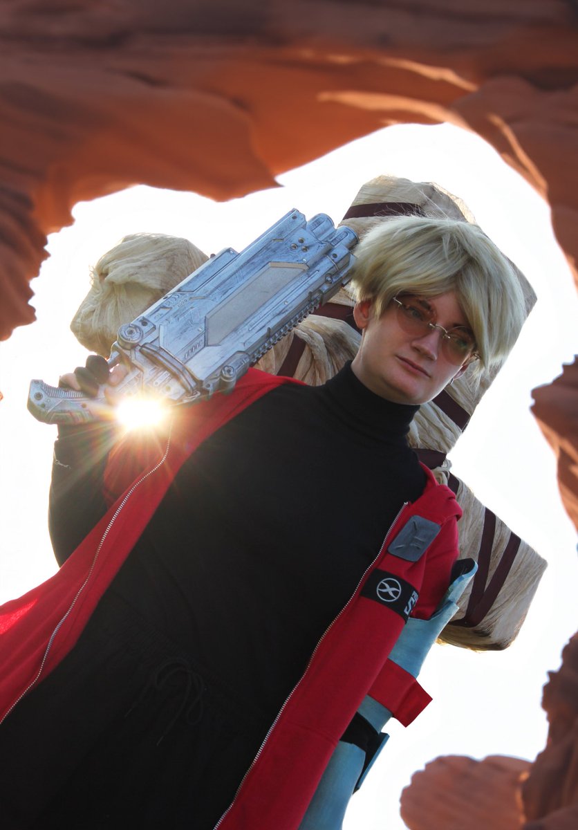 ChirithyEmmy's tweet photo. 📌 New pinned tweet! 📌 

I sometimes cosplay! Long time and current loves are NieR, Vocaloid, and Trigun 🥰 

Commander/Rin photos: mhg_photo (IG) 
2B photo: @sirahcos 
Vash photo: @whatsupjirojack https://t.co/RoDXtR4IAp