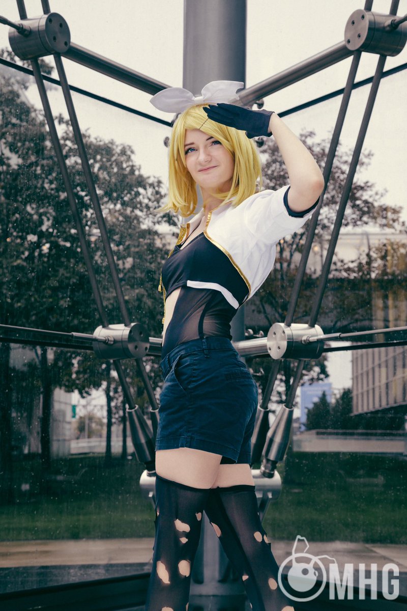 ChirithyEmmy's tweet photo. 📌 New pinned tweet! 📌 

I sometimes cosplay! Long time and current loves are NieR, Vocaloid, and Trigun 🥰 

Commander/Rin photos: mhg_photo (IG) 
2B photo: @sirahcos 
Vash photo: @whatsupjirojack https://t.co/RoDXtR4IAp