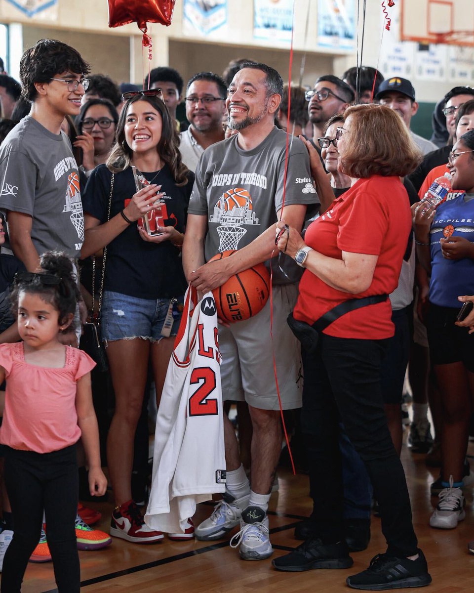 bullscommunity's tweet image. Congrats to Chicago’s own Coach Alex Anaya for being named the 2023 @jrnba’s Community Coach of the Year! 🏆