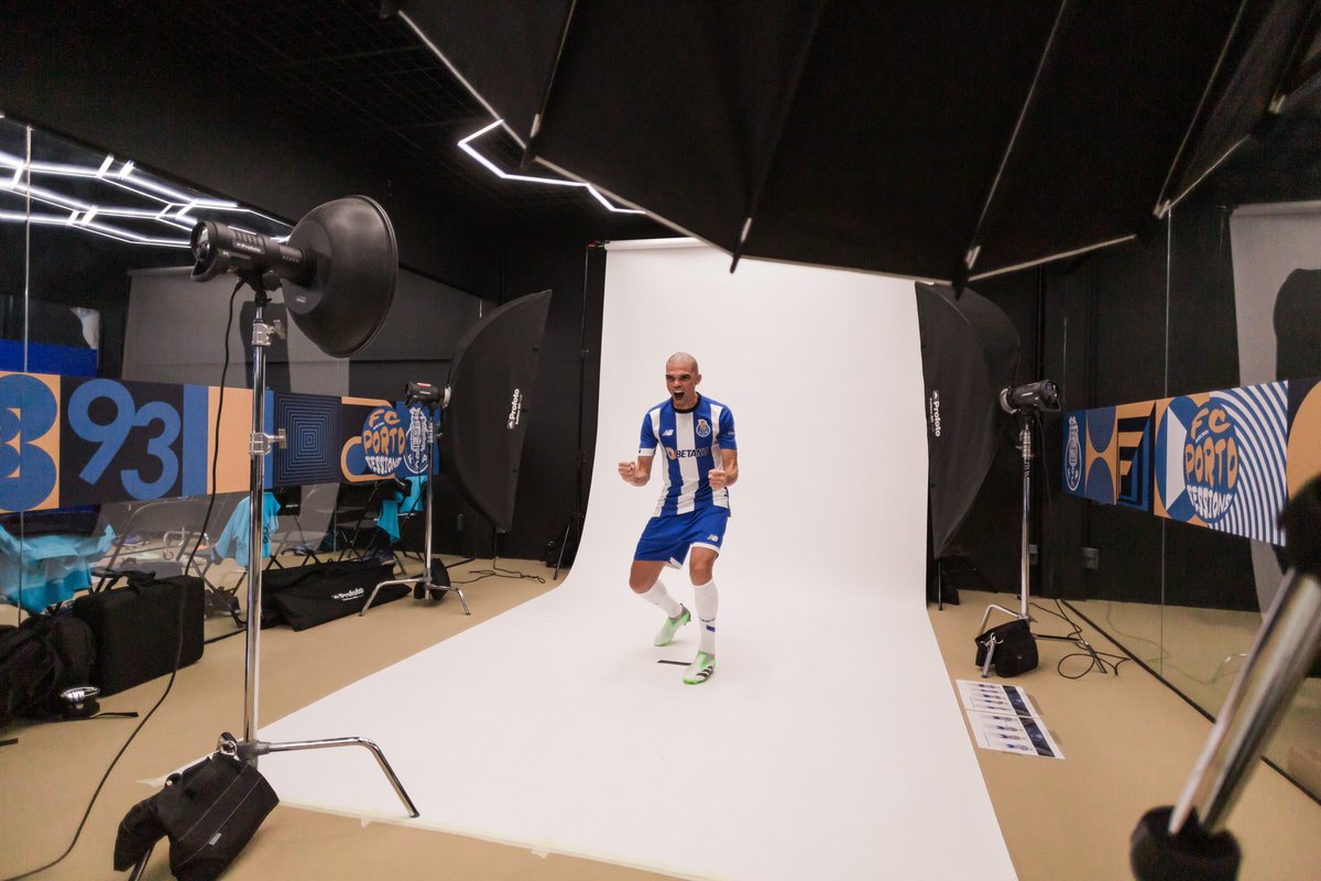 FCPorto's tweet photo. FC Porto Sessions 📸 🐉

#FCPortoSessions https://t.co/hwalbZvJ4m