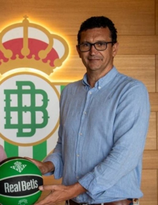 Sabéis que siempre escribo en positivo sobre nuestro #BetisBaloncesto y con total respeto, pero el despido por la puerta de atrás de alguien como Raúl Pérez, leyenda viva de nuestro club, sin una mala línea de agradecimiento por parte del club es la gota que colma el vaso...Sigue