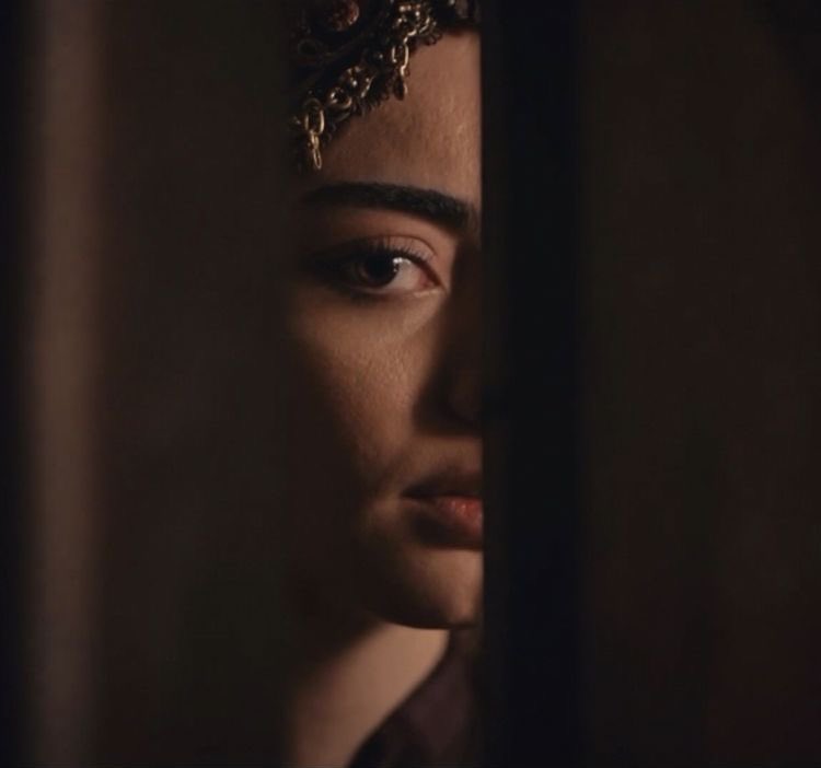 or4h_'s tweet image. عيناكِ نهرٌ والجفونُ ضفافٌ
وأنا المتيّمُ و الهوى أصنافُ
ابحرتُ في عينيكِ دونَ درايةٍ
كيف العبورُ وخانني المجدافُ؟