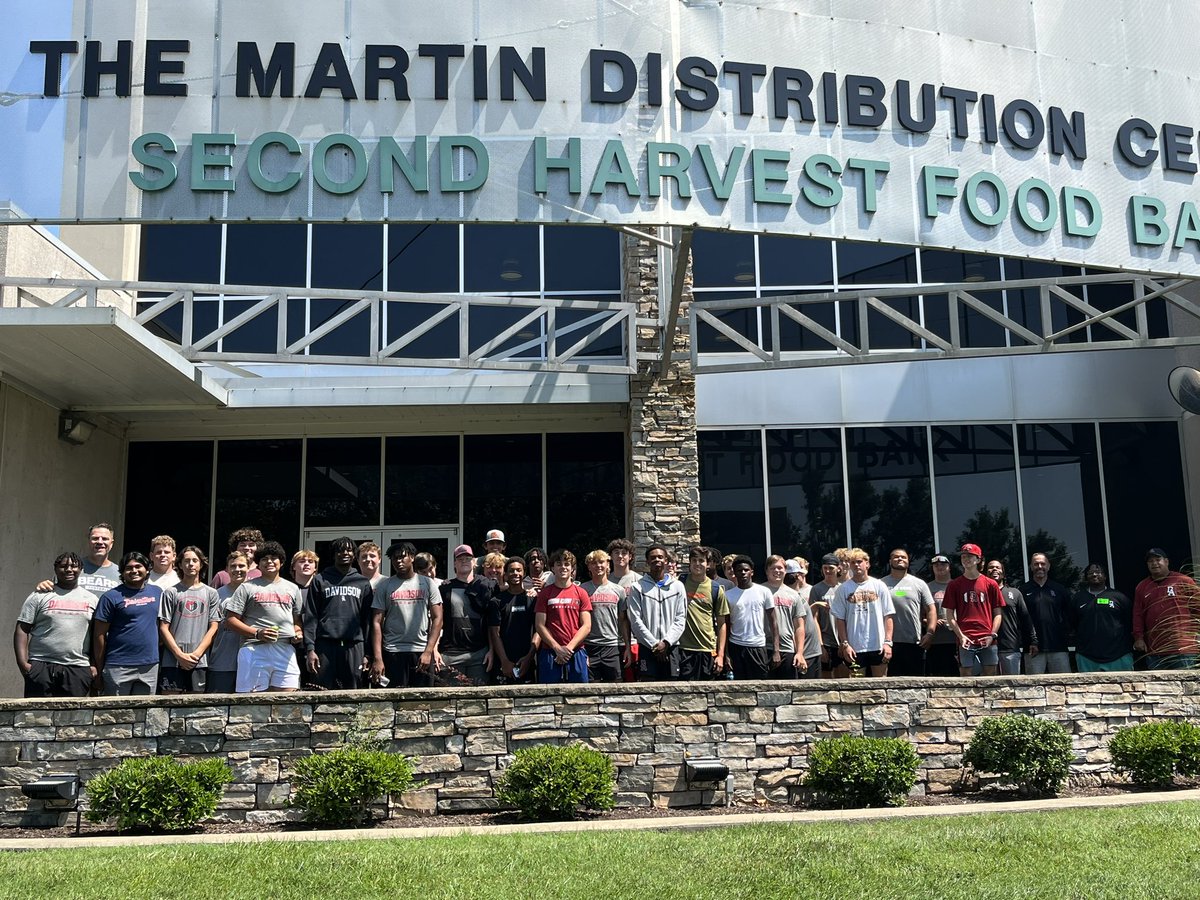 davidsonacademy's tweet photo. Our high school football team spent this morning volunteering at 2nd Harvest Food Bank, which included a group of the players working in the cold storage area. #theDAway #DAfootball #servantleadership #davidsonacademy @BearsDavidson @athletics_da https://t.co/XVr7t00aKA