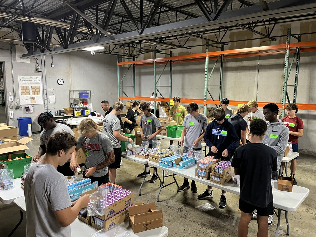 davidsonacademy's tweet photo. Our high school football team spent this morning volunteering at 2nd Harvest Food Bank, which included a group of the players working in the cold storage area. #theDAway #DAfootball #servantleadership #davidsonacademy @BearsDavidson @athletics_da https://t.co/XVr7t00aKA