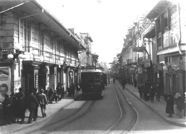 colombia_hist's tweet image. Foto del tranvía de Bogotá llegando a la plaza de Bolívar.. Que año creen que sea? Autor anónimo