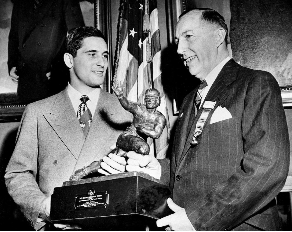 #RIP Heisman-winner Johnny Lujack who passed away on Tuesday at the age of 98. After winning a national title as QB of Notre Dame in 1943, Lujack joined the Navy and played for the Fort Pierce Navy Amphibs. After WWII, he returned to Notre Dame and won two more championships.