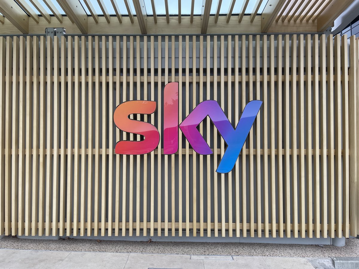 LondonSummerUM's tweet photo. We visited the gorgeous Sky News campus on the outskirts of London. We walked through the newsroom, the studios, and the control room with a senior editor. Sky News says it plans to be carbon neutral by 2030.  ✍️Adina Weiss #skynews #london #broadcast #news #climatechange https://t.co/xkIhubnOfF