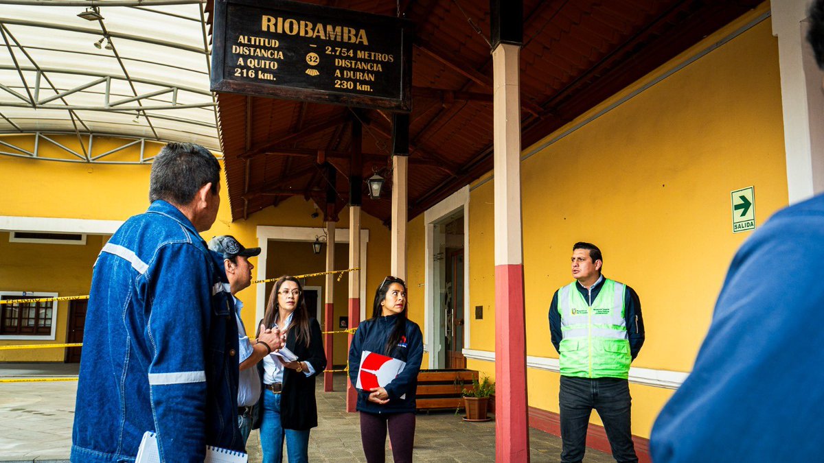 MuniRiobamba's tweet photo. En la alcaldía ciudadana cada día buscamos una mejor imagen para la ciudad, por eso realizamos un recorrido para poder observar las condiciones en la que se encuentra la línea férrea, la misma que será intervenida con la limpieza de basura y maleza.

#JohnVinuezaAlcalde #riobamba https://t.co/YW4jYIbQFK