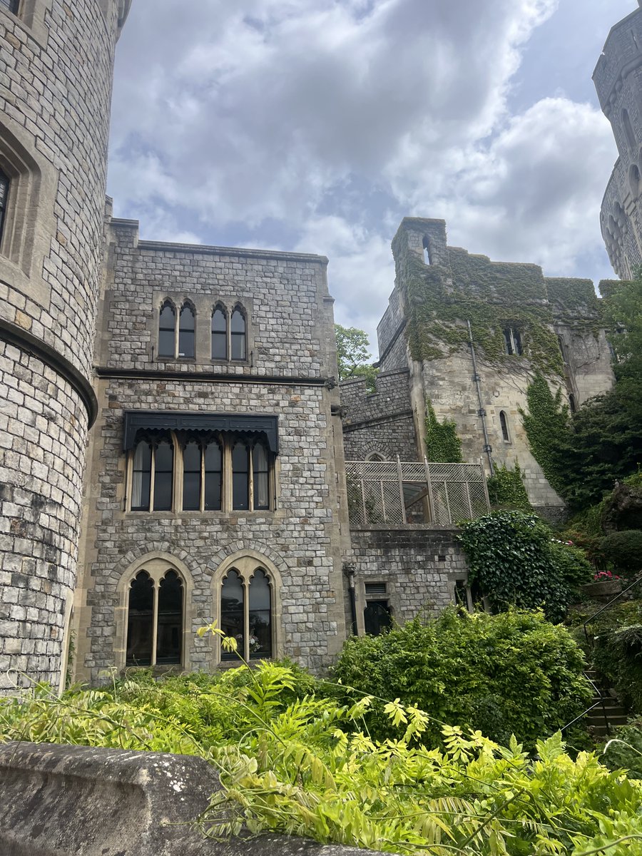 LondonSummerUM's tweet photo. Did you know over 150 people live in Windsor Castle, including the King. Most of them are staff members.

✍️Gracie Palmer

#EtonCollege #windsor #windsorcastle #londonabroad #universityofmiami #umiami #london #studyabroad https://t.co/VGRVtp1ZaG