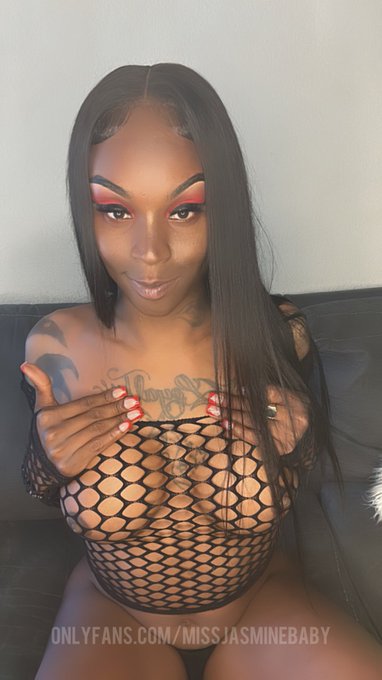 She a baddie , she know she a 10🏆 https://t.co/tsbKZYrPIa