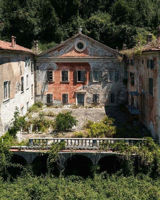 Domaine abandonné de 400 ans en Italie qui était la maison de la plus jeune sœur de Napoléon Bonaparte .