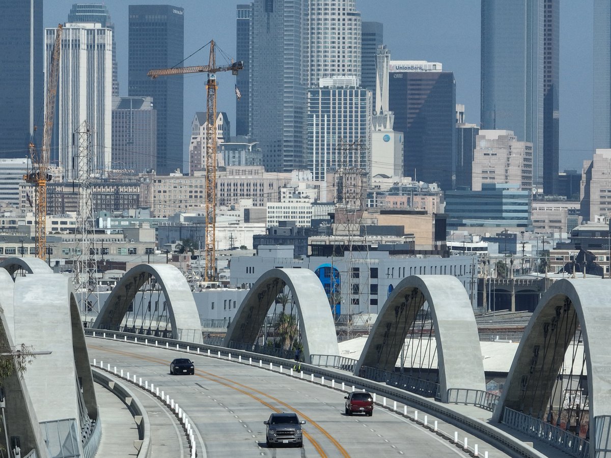 6thStViaduct's tweet photo. ☀ Happy Friday from the Sixth Street Viaduct! This weekend, take the bridge into downtown Los Angeles and enjoy the Arts District’s many restaurants and activities. Have a great weekend, everyone!

Photo Courtesy of Gary Leonard

#WeAreLABOE #6thStreetViaduct https://t.co/CQ5U3y9Uo4