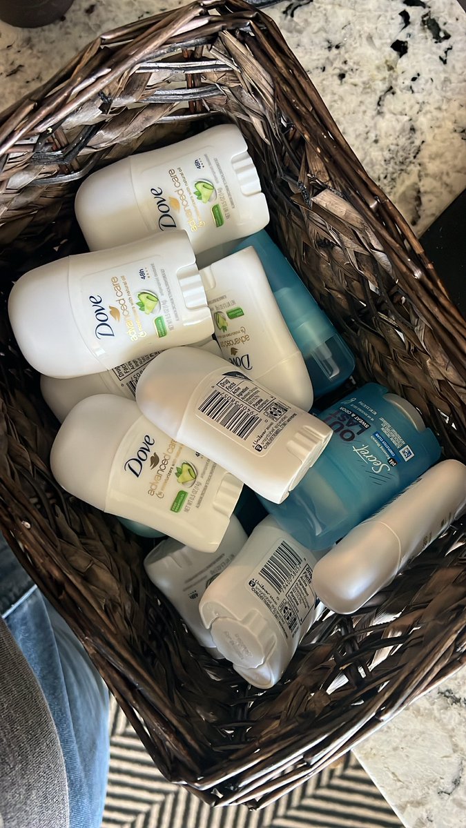 GumboGoon's tweet image. Hi! I’m Gumbo Goon and I’m here to give out free deodorant at Dreamcon!