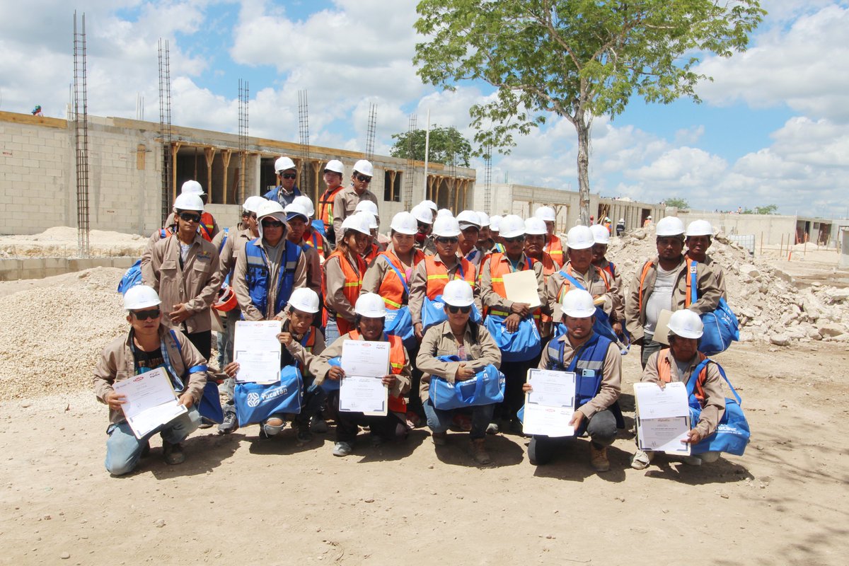 ICICYucatan's tweet photo. Con el Programa #Dignificar, estamos llevando capacitación a nuestros alarifes hasta el mismo lugar de la obra.

Hoy entregamos diplomas de participación y equipo de #seguridad a 70 participantes en la #construcción del nuevo edificio del #Caimede en #Mérida. https://t.co/dMx5lJGnOA