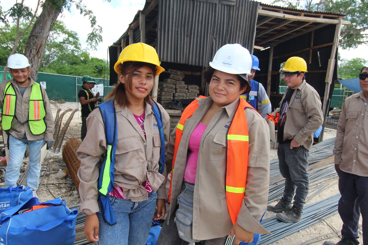 ICICYucatan's tweet photo. Con el Programa #Dignificar, estamos llevando capacitación a nuestros alarifes hasta el mismo lugar de la obra.

Hoy entregamos diplomas de participación y equipo de #seguridad a 70 participantes en la #construcción del nuevo edificio del #Caimede en #Mérida. https://t.co/dMx5lJGnOA